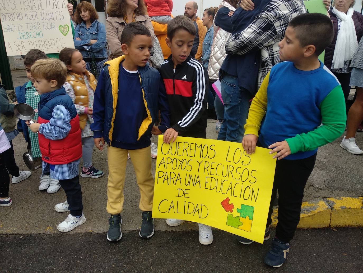 Protesta de la Ampa del CEIP San Andrés de La Borreca en Ponferrada.