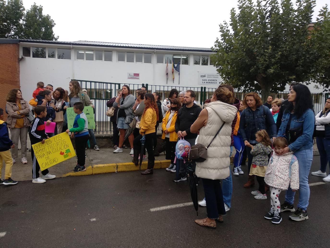 Protesta de la Ampa del CEIP San Andrés de La Borreca en Ponferrada.