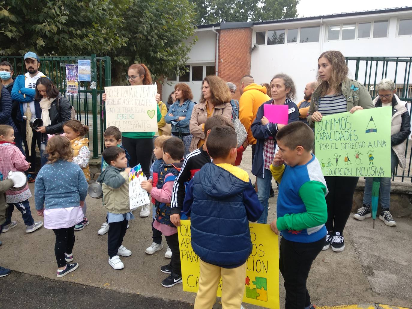 Protesta de la Ampa del CEIP San Andrés de La Borreca en Ponferrada.