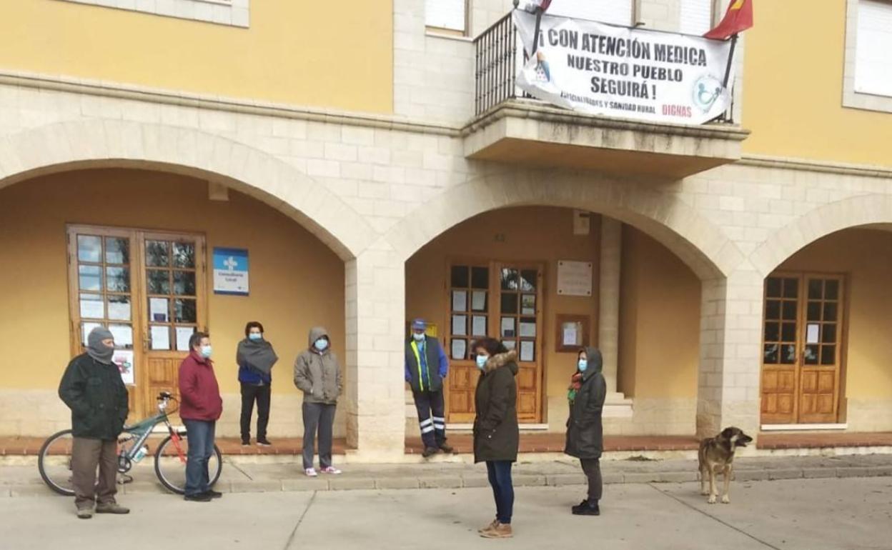 Los vecinos reclaman una mejor atención sanitaria en el municipio.