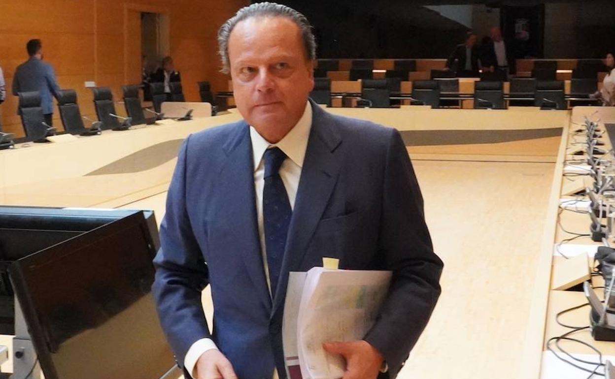 Mario Amilivia, presidente del consejo de Cuentas (segundo por la izquierda, a su llegada a las Cortes de Castilla y León.