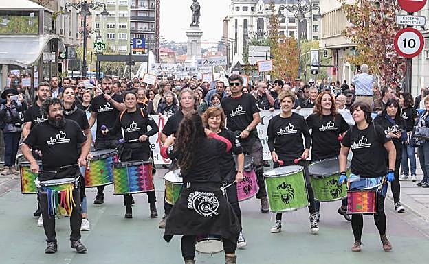 Imagen. Manifestación y acto institucional de celebración del Día Mundial de la Salud Mental