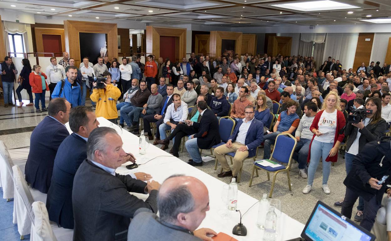 El presidente de Asaja Salamanca y vicepresidente de Asaja Nacional; Juan Luis Delgado Egido; el presidente de Asaja Castilla y León, Donaciano Dujo Caminero; y el viceconsejero de Política Agraria Comunitaria, Juan Pedro Medina Rebollo, participan en la primera jornada para explicar la nueva PAC a los agricultores y ganaderos de Salamanca.