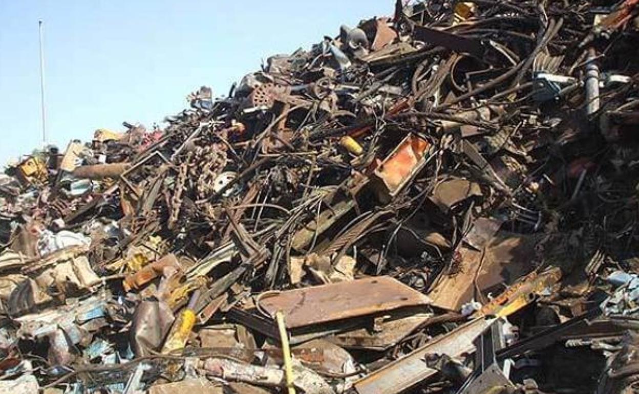 Imagen de archivo de un montón de chatarra. 
