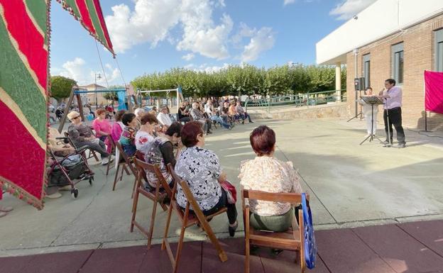 Público asistente a la lectura de los Decreta en San Pedro de Dueñas. 