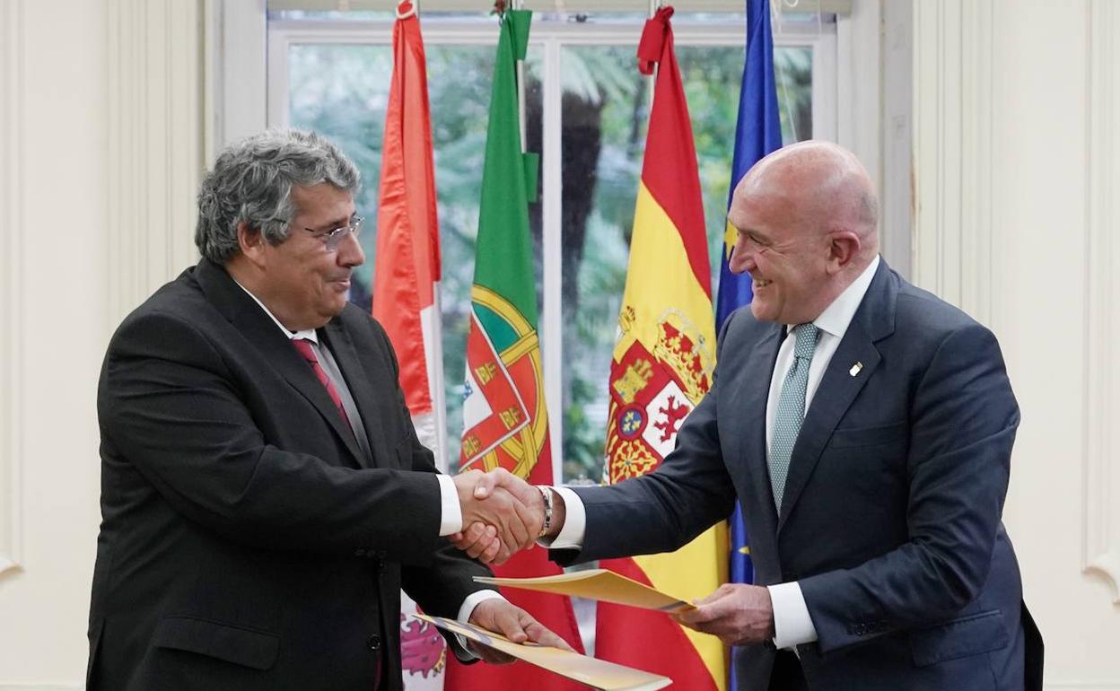 El consejero de la Presidencia de la Junta de Castilla y León, Jesús Julio Carnero, firma un convenio con el presidente de la Comisión de Coordinación y Desarrollo Regional del Norte de Portugal, António Cunha