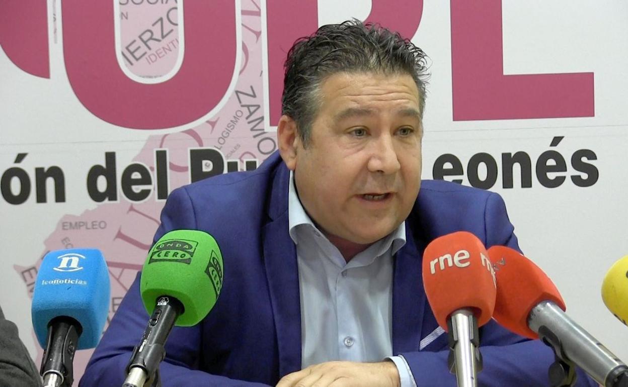 Los representantes sindicales han remarcado la ausencia de comunicación con la Mesa. En vídeo, declaraciones de Luis Mariano Santos sobre la dimisión de Humildad Rodríguez. 