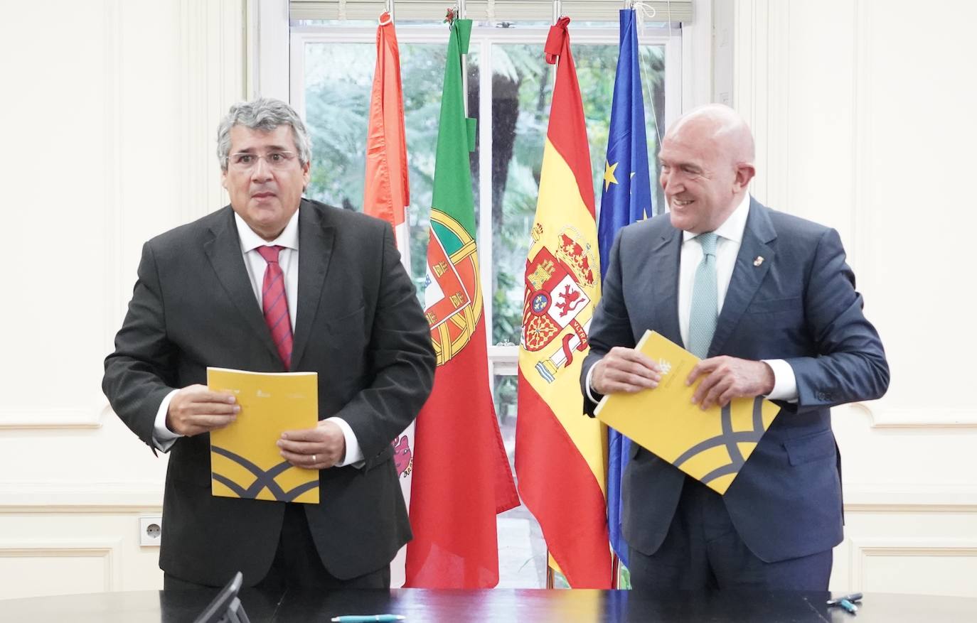 El consejero de la Presidencia de la Junta de Castilla y León, Jesús Julio Carnero, firma un convenio con el presidente de la Comisión de Coordinación y Desarrollo Regional del Norte de Portugal, António Cunha.