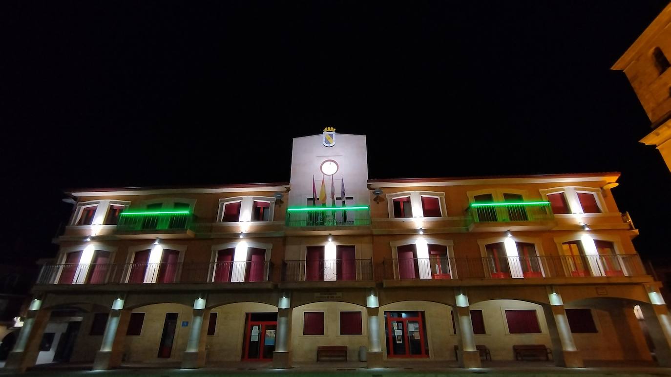 El Ayuntamiento y la fuente de Eliseo Ortiz se iluminan de verde en Valencia de Don Juan en reconocimiento a la Guardia Civil.