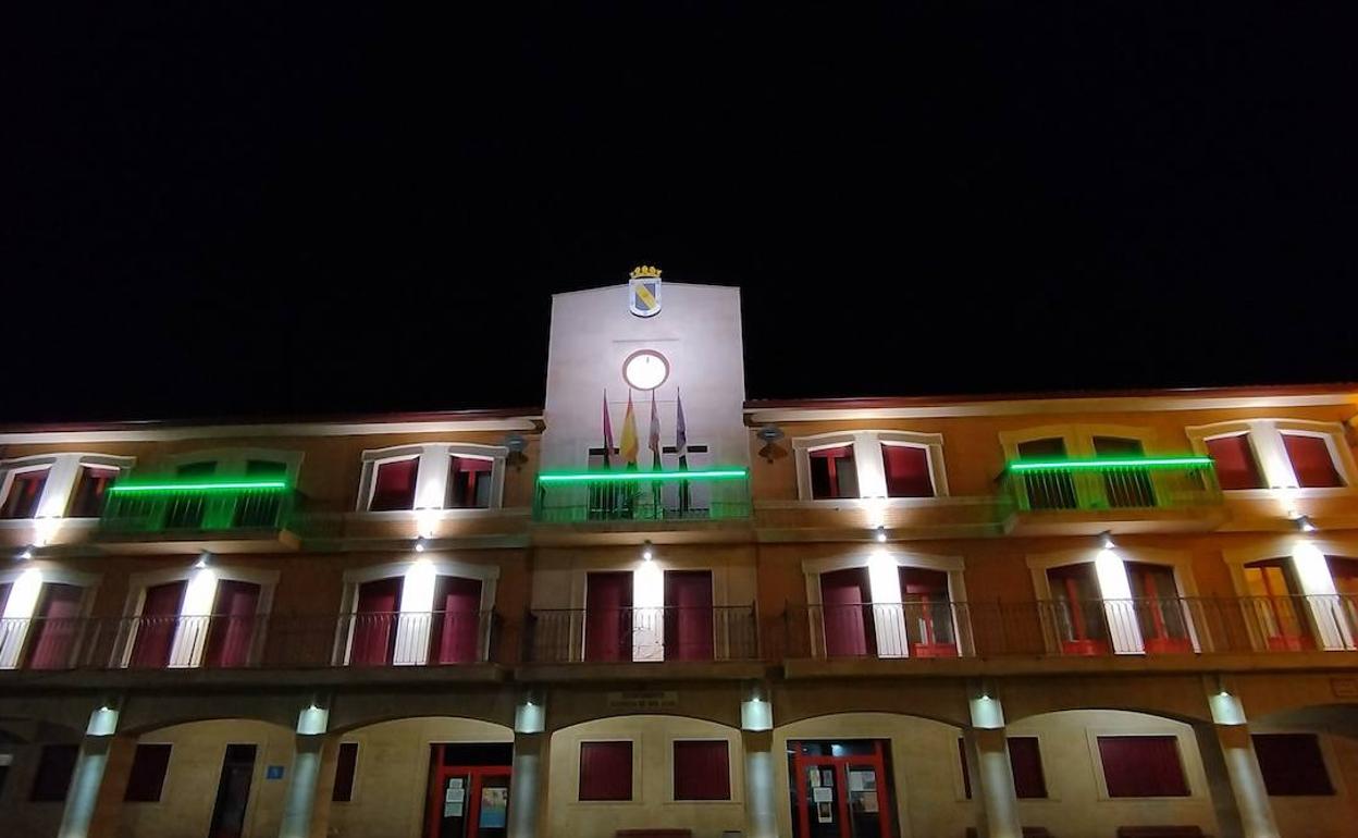 El Ayuntamiento y la fuente de Eliseo Ortiz se iluminan de verde en Valencia de Don Juan en reconocimiento a la Guardia Civil.