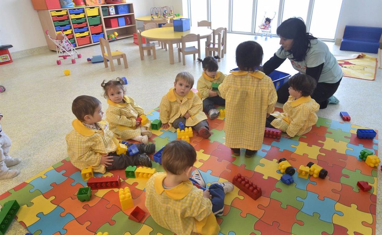 Varios niños juegan en una guardería. 