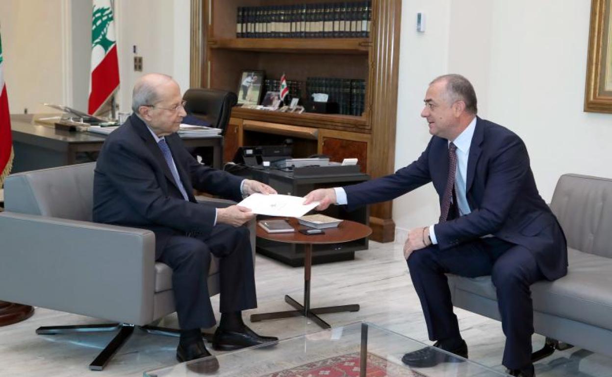 El presidente libanés, Michel Aoun, recibe el último borrador de la propuesta presentada por EE UU. 