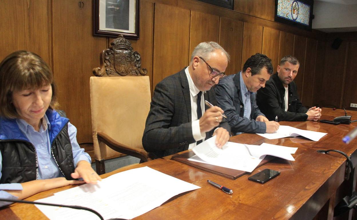 El acalde de Ponferrada y el presidente de Fele Bierzo, durante la firma del protocolo de colaboración. 