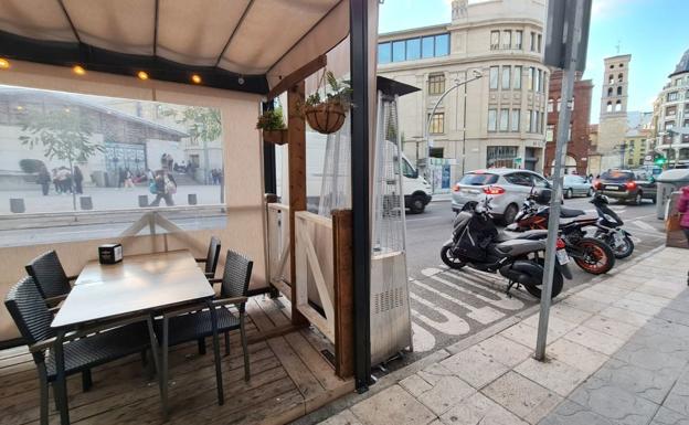 Imagen de una terraza en la vía pública en la calle Ramón y Cajal de la capital. 