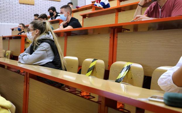 Universitarios con mascarillas en un aula de la ULE.