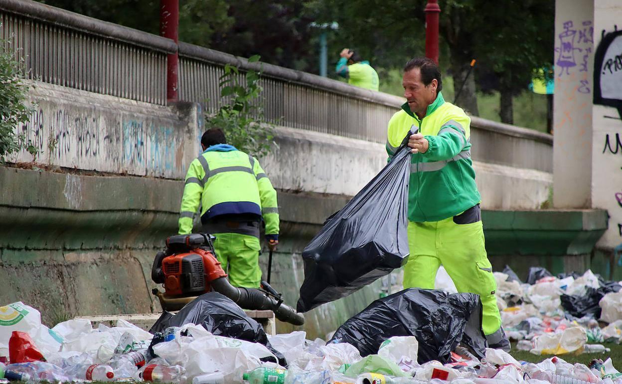 Imagen de varios trabajadores del servicio de impieza de la capital. 