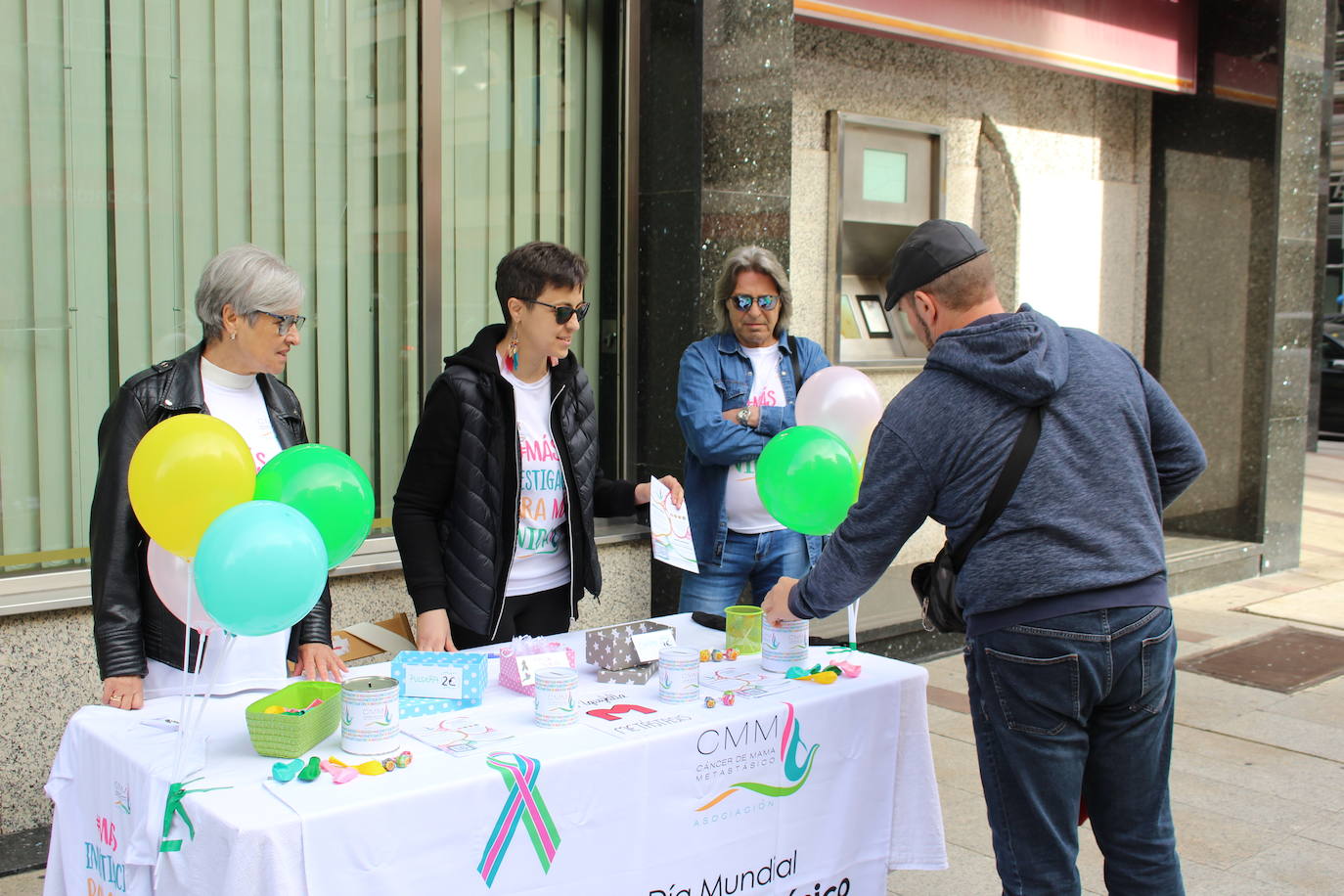 La Asociación Española del Cáncer de Mama Metastásico solicita más investigación y recauda fondos en León.