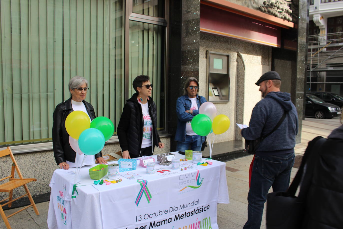 La Asociación Española del Cáncer de Mama Metastásico solicita más investigación y recauda fondos en León.