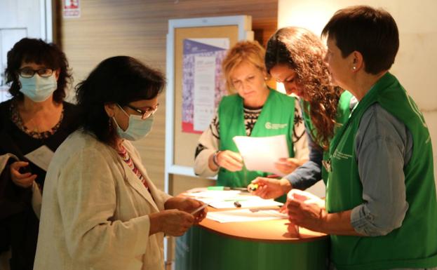 Acceso al salón de actos de Santa Nonia donde se ha llevado a cabo la actividad en León.