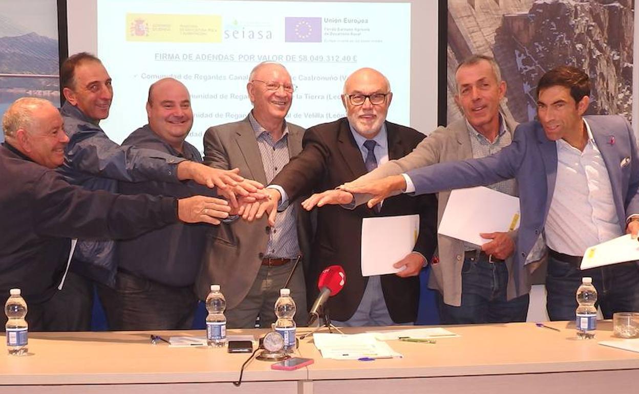 Firma del acuerdo entre Seisa y las Comunidades de Regantes para mejorar los regadíos.