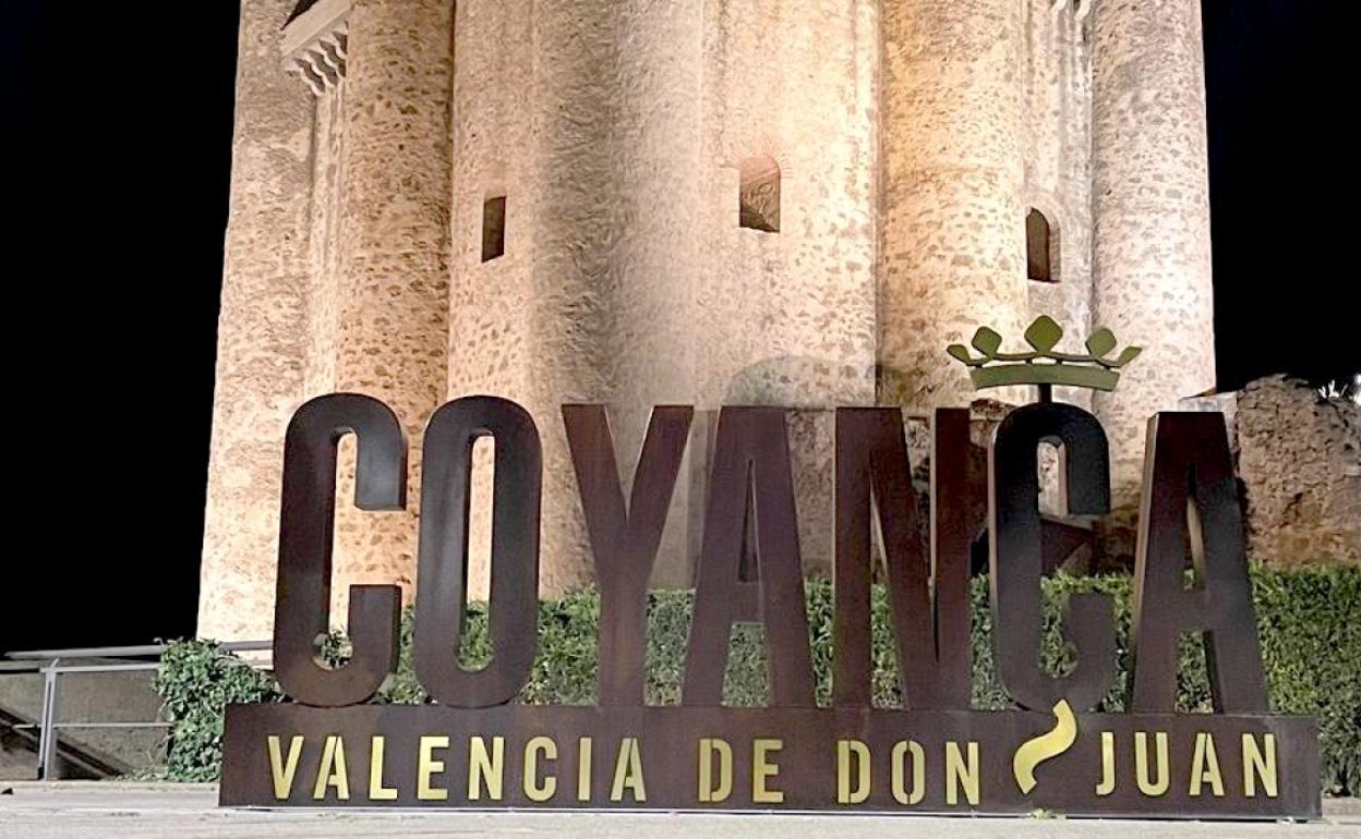 El castillo de Valencia de Don Juan ya luce con sus letras de Coyança.