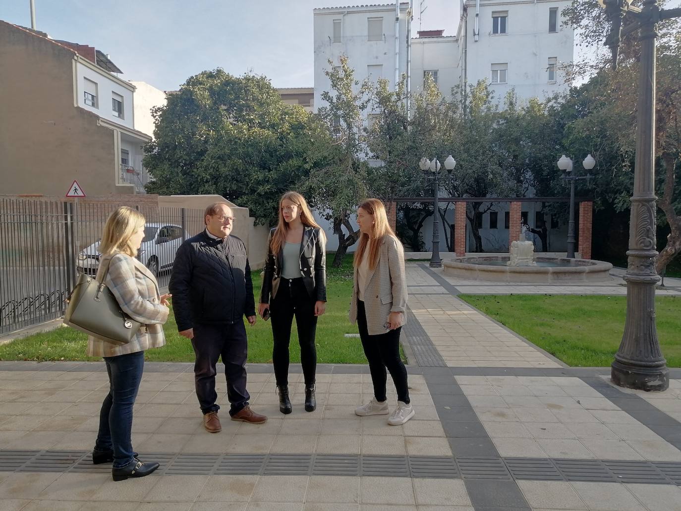 La delegada territorial de la Junta en León, Ester Muñoz, durante su visita a La Bañeza.