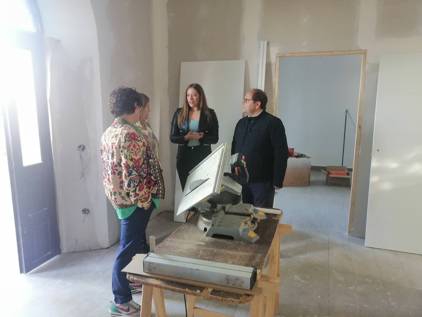 La delegada territorial de la Junta en León, Ester Muñoz, durante su visita a La Bañeza.