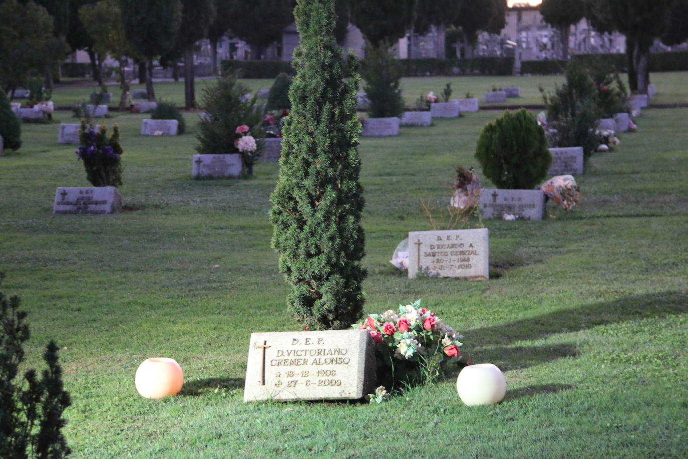 Fotos: El Cementerio de León revive en la noche