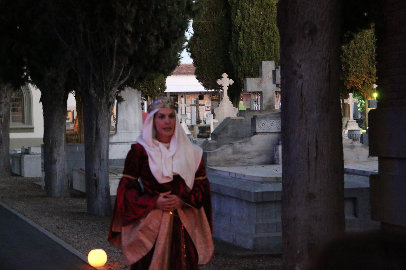 Fotos: El Cementerio de León revive en la noche
