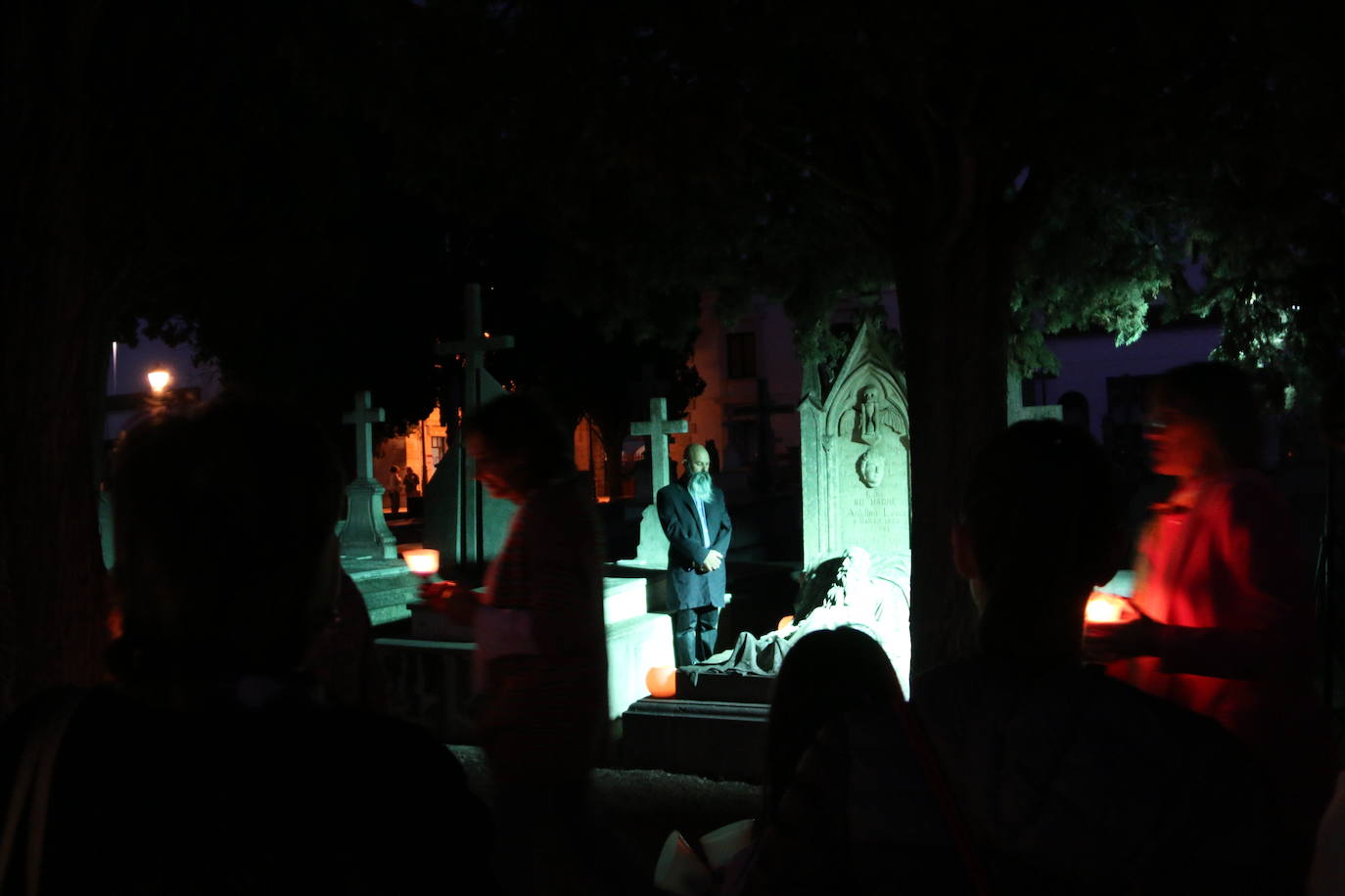 Fotos: El Cementerio de León revive en la noche