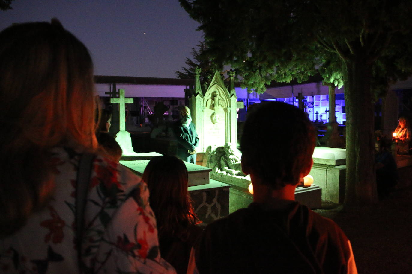 Fotos: El Cementerio de León revive en la noche