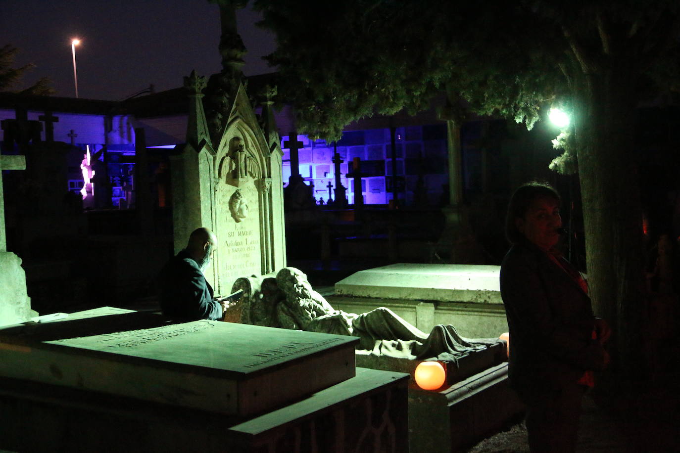 Fotos: El Cementerio de León revive en la noche