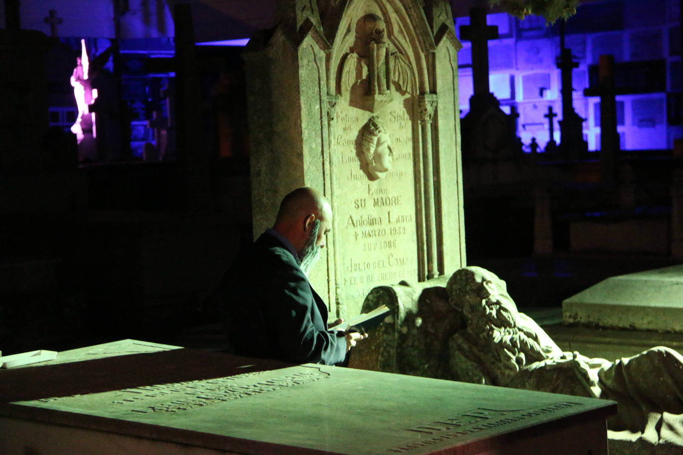 Fotos: El Cementerio de León revive en la noche