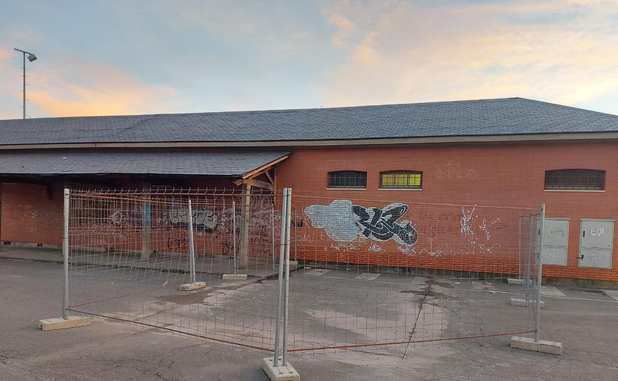 Está previsto también colocar contenedores para la recogida de residuos sólidos urbanos de los usuarios y usuarias y la instalación de paneles informativos tanto del uso de estas instalaciones como de los recursos de la zona. 