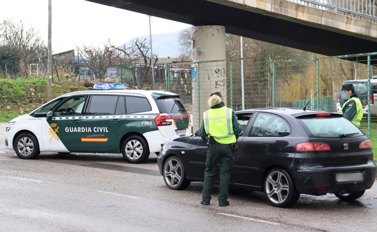 La Guardia Civil ha detenido al presunto autor de un robo con fuerza en una nave industrial de san Román de Bembibre.