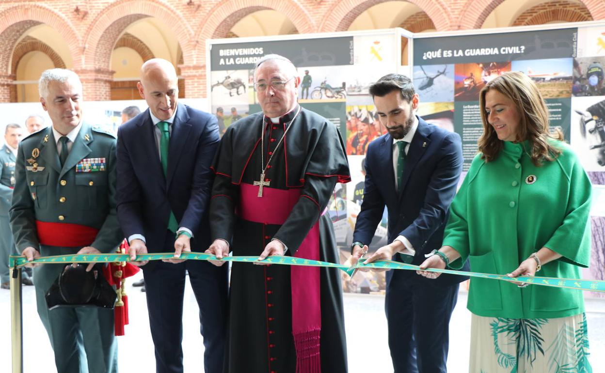 Inauguración de la exposición de la Guardia Civil que acogió León durante el mes de octubre.