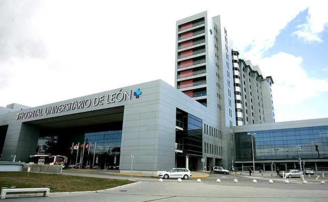 Fachada exterior del Complejo Asistencial Universitario de León, donde ha estado el consejero de Sanidad en unas jornadas de Geriatría.