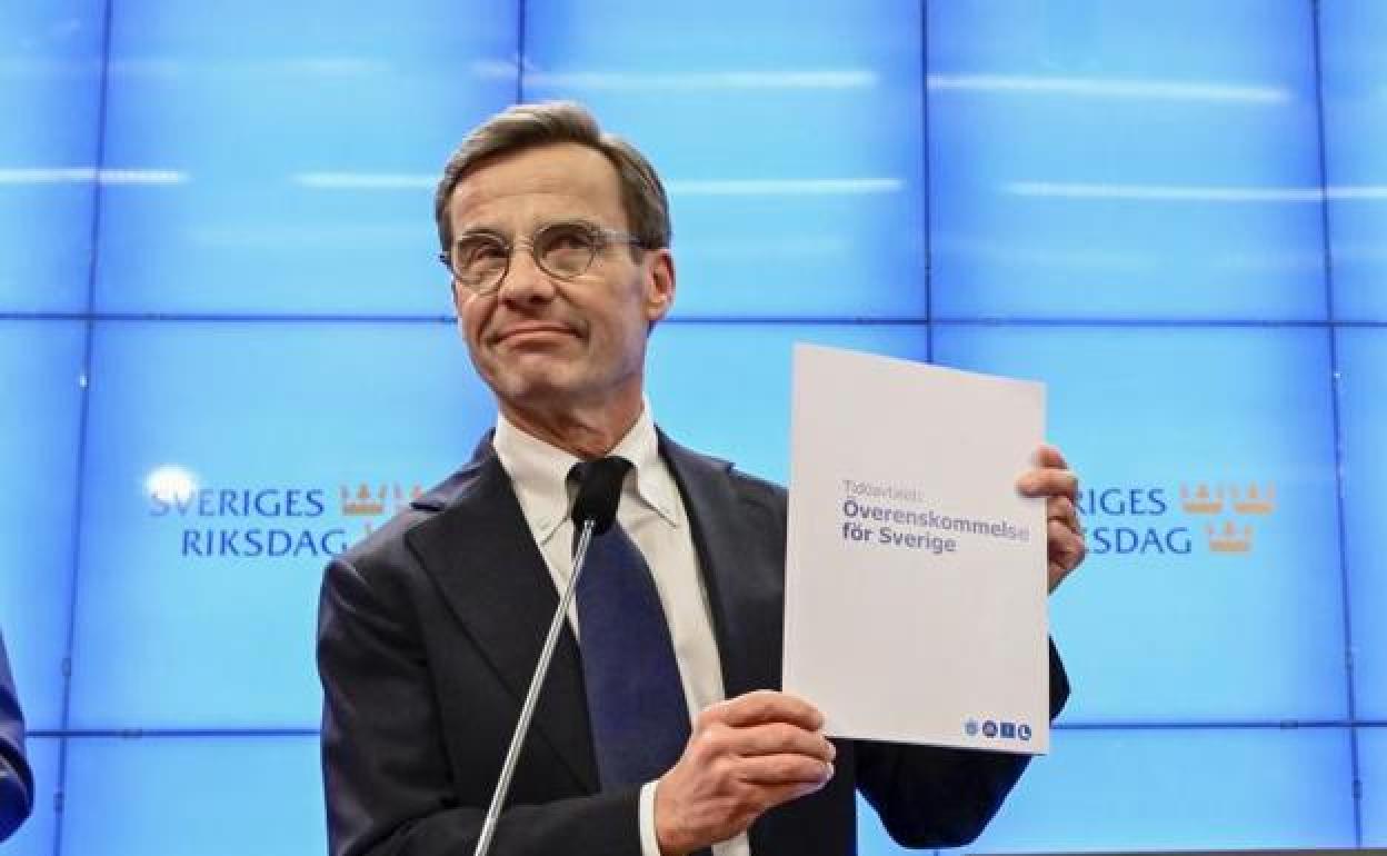 El líder del Partido Moderado de Suecia, Ulf Kristersson, muestra el documento que refrenda el acuerdo alcanzado para la formación del Gobierno de Estocolmo. 