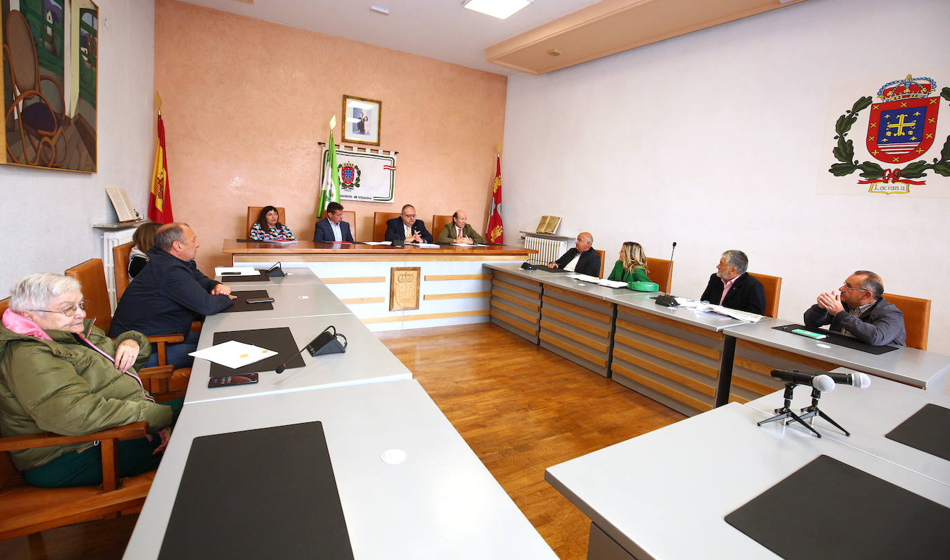 Fotos: Reunión del consejero de Sanidad con la corporación municipal de Villablino