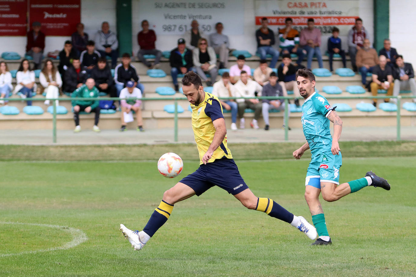 Encuentro entre el Atlético Astorga y La Virgen del Camino.