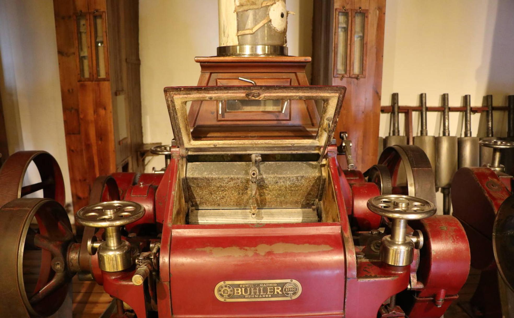 Una de las máquinas que compone la fábrica de harinas La Única en La Bañeza. 