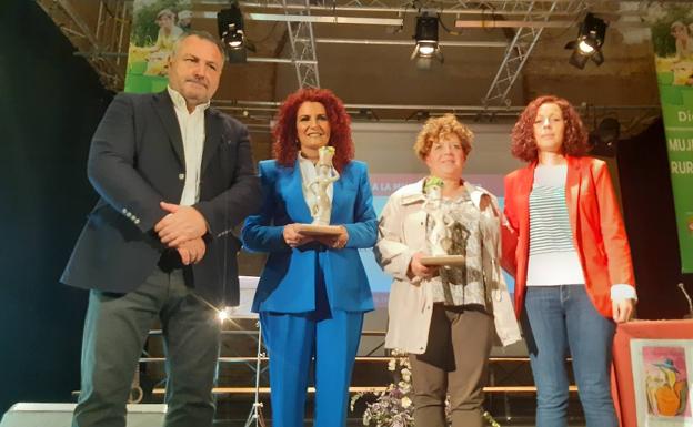 El presidente de la Diputación, Eduardo Morán junto a las dos premiadas, María del Carmen Alonso-Santocildes y Matilde Vallejo así como la diputada Carolina López. 