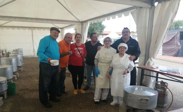 Imagen principal - La artífice del banquete pantangruélico fue Soledad Vallejo Llamero, cocinera jefe encargada de dar de comer a todos los allí presentes.