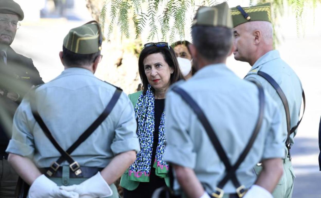 La ministra de Defensa, Margarita Robles, conversa con algunos oficiales durante la visita realizada este viernes a la Brigada de la Legión Rey Alfonso XIII en Viator, Almería. 