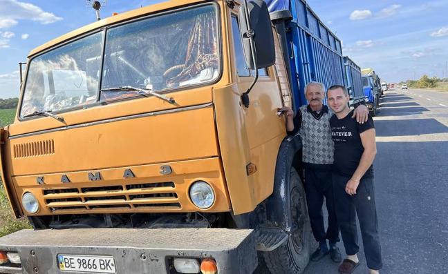 Mikhail y Andrii posan junto a su Kamaz de fabricación rusa, un 'tanque' que nunca les ha fallado en las carreteras de media Europa./Mikel Ayestaran