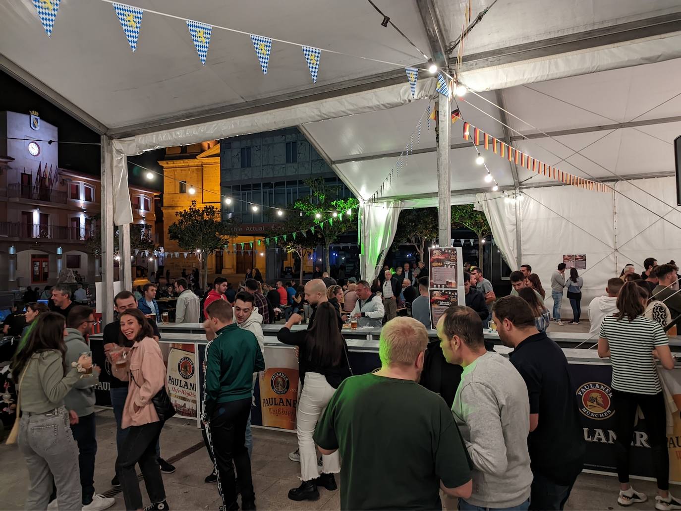 La música anima las primeras horas del Oktoberfest.