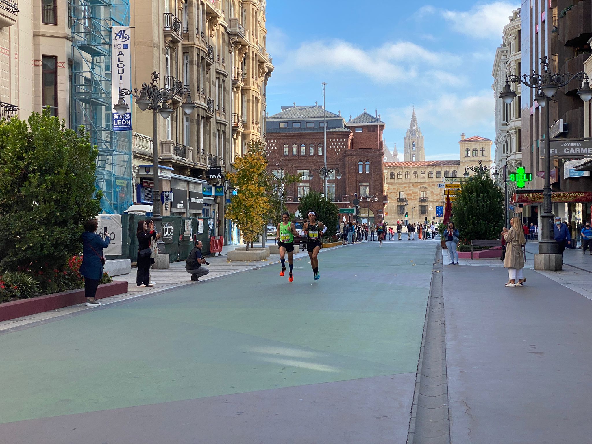 Imagen de un grupo de corredores a su paso por la Avda. de Ordoño II de León 
