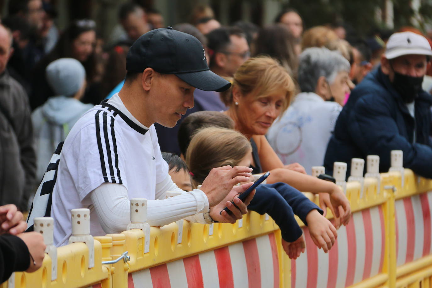 Centenares de personas se suman a la prueba no competitiva para disfrutar de una mañana de deporte.