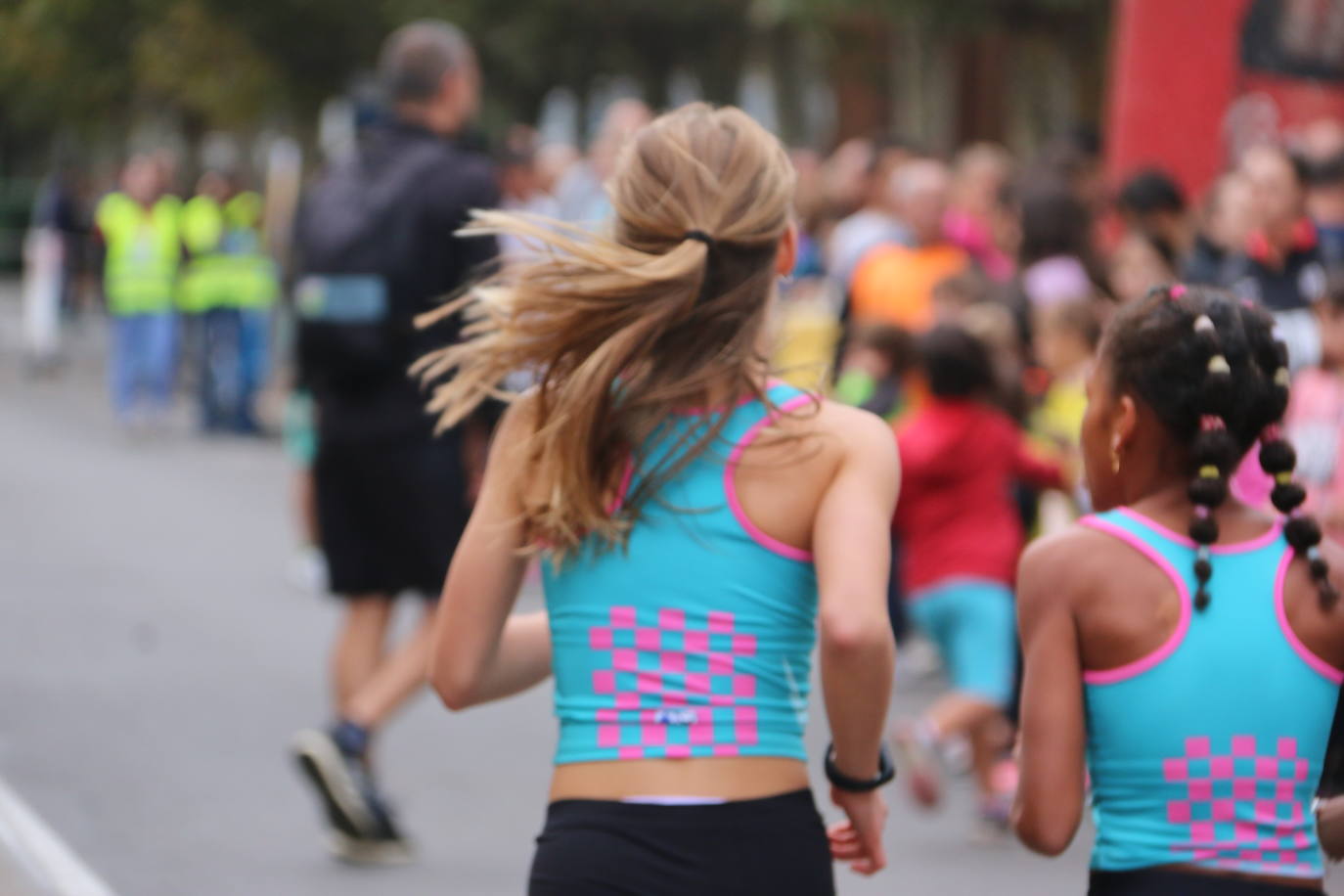 Centenares de personas se suman a la prueba no competitiva para disfrutar de una mañana de deporte.