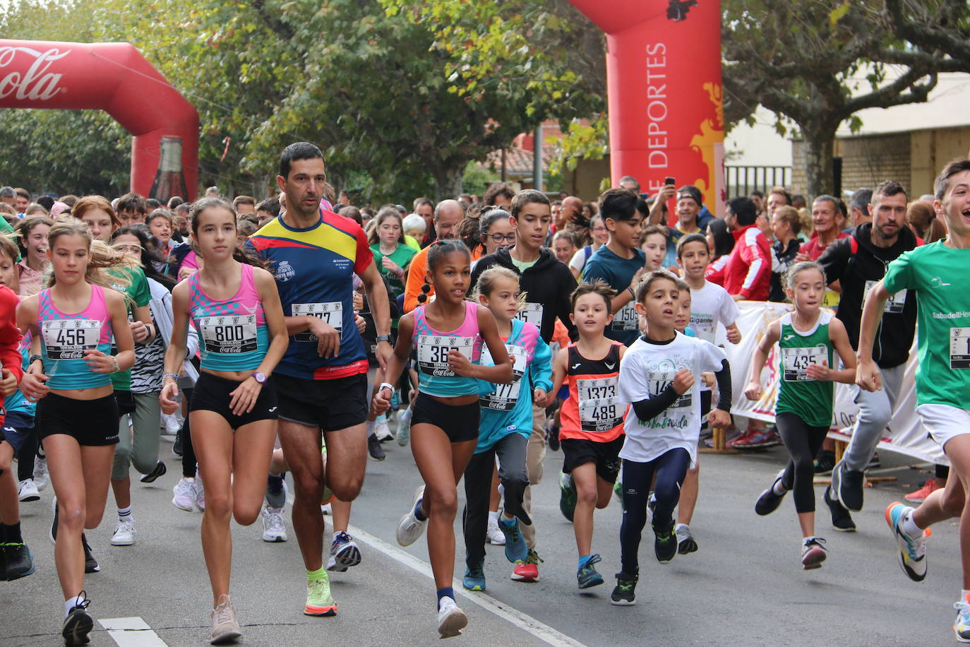 Centenares de personas se suman a la prueba no competitiva para disfrutar de una mañana de deporte.